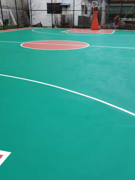 华池 球场长期使用易出现地面开裂